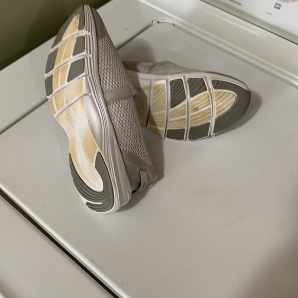 New Balance ( women’s, slip on shoes) - Picture 10 of 11